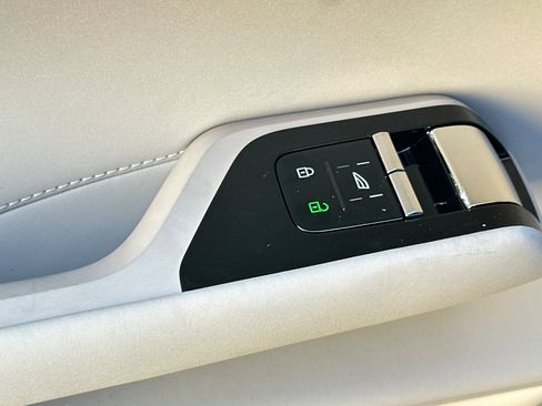 New 2025 Volvo EX90 Plus w/ Protection Package Premier image 11