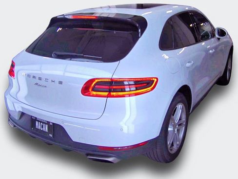Used 2018 Porsche Macan AWD/4WD image 3