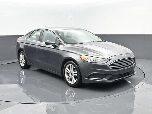 Used 2018 Ford Fusion SE FWD image 3