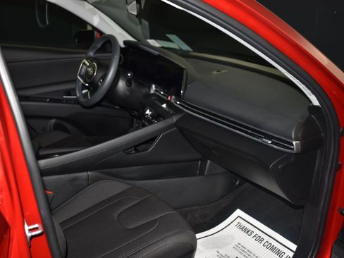 Used 2025 Hyundai Elantra SEL image 11