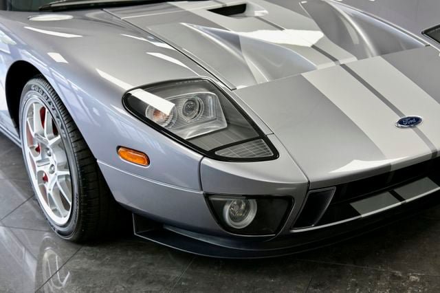 Used 2006 Ford GT RWD image 4