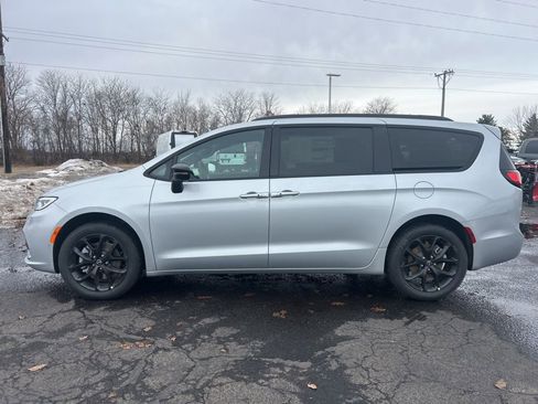 New 2026 Chrysler Pacifica Select w/ S Appearance Package AWD/4WD image 4
