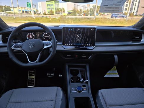 New 2026 Volkswagen Tiguan SE R-Line FWD image 11