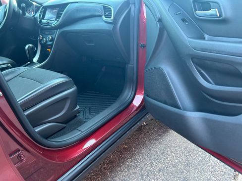 Used 2021 Chevrolet Trax LT w/ LT Convenience Package image 19