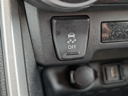 Used 2021 Toyota RAV4 LE AWD/4WD image 28