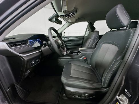 Used 2023 Jeep Grand Cherokee Laredo w/ Luxury Tech Group I AWD/4WD image 13