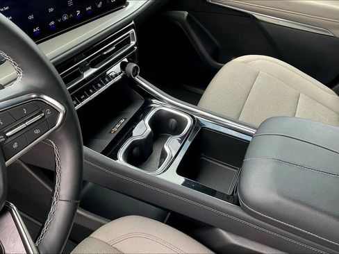 Used 2025 Chevrolet Traverse LT FWD image 15