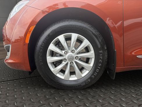 Used 2018 Chrysler Pacifica Touring-L Plus FWD image 22