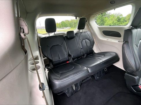 Used 2018 Chrysler Pacifica Touring-L FWD image 23