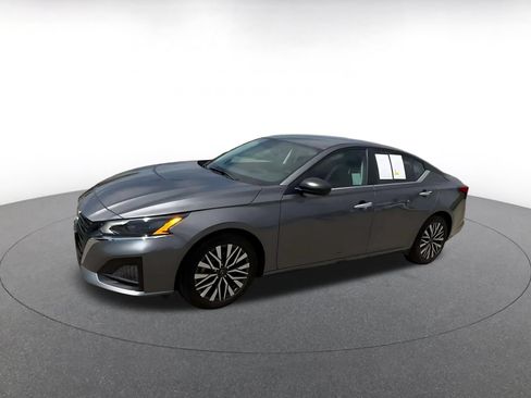 Used 2025 Nissan Altima 2.5 SV FWD image 7