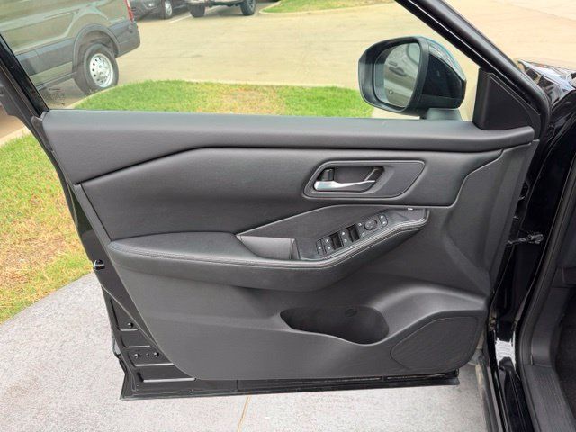 Used 2025 Nissan Rogue SV AWD/4WD image 9
