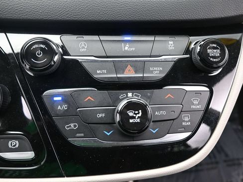 Used 2022 Chrysler Pacifica Touring-L FWD image 30
