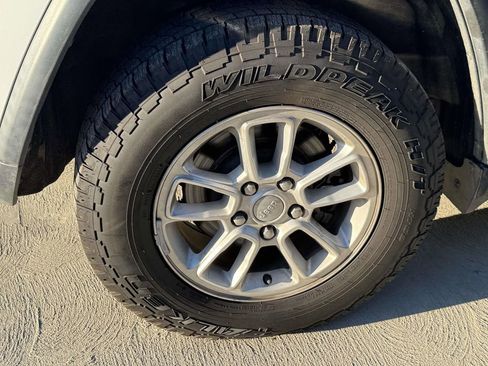 Used 2020 Jeep Grand Cherokee Laredo image 8