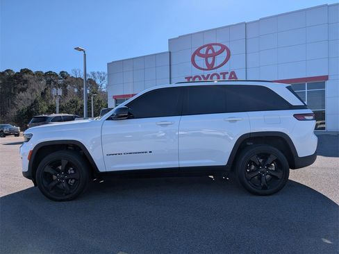 Used 2024 Jeep Grand Cherokee Altitude image 2