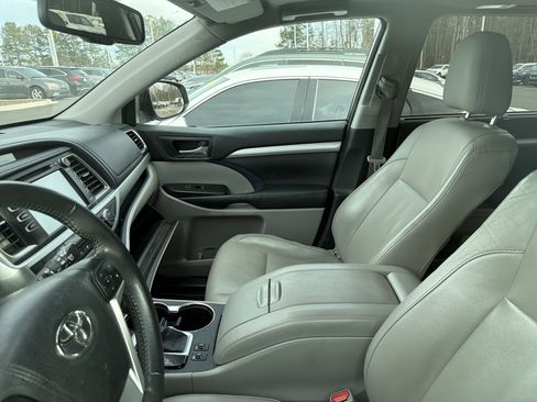Used 2015 Toyota Highlander XLE image 18