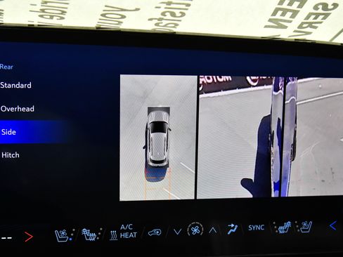 Used 2024 Chevrolet Equinox EV LT FWD image 21
