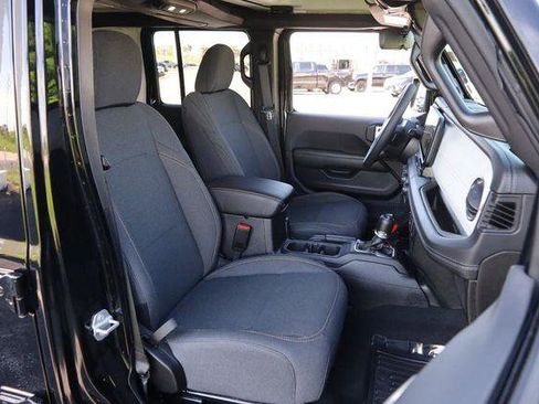 Used 2025 Jeep Wrangler Sahara image 26