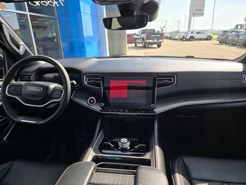 Used 2024 Jeep Wagoneer Series III w/ Premium Group I AWD/4WD image 10