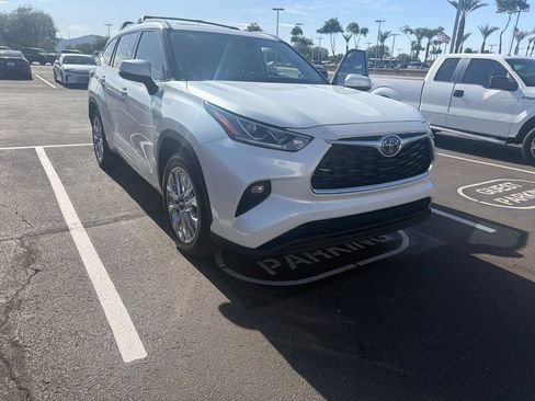 Used 2023 Toyota Highlander Limited FWD image 4