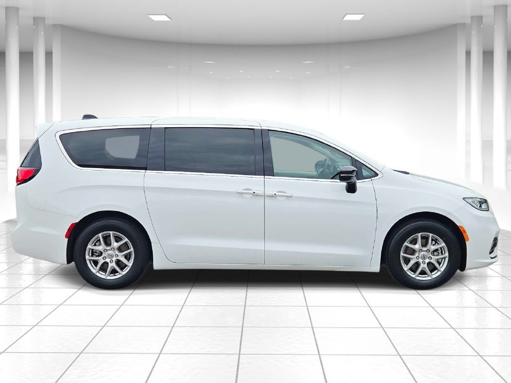 Certified 2024 Chrysler Pacifica Touring-L FWD image 2