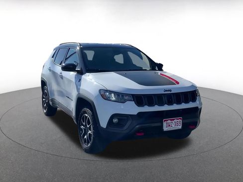 Used 2025 Jeep Compass Trailhawk image 3
