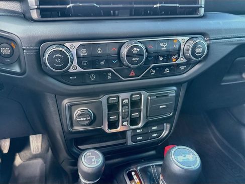 Used 2024 Jeep Wrangler Unlimited Sahara w/ Technology Group AWD/4WD image 17