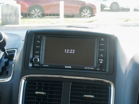 Used 2018 Dodge Grand Caravan SE w/ UConnect Hands-Free Group image 13