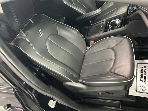Used 2024 Chrysler Pacifica Limited w/ S Appearance Package FWD image 27