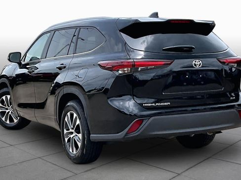 Used 2025 Toyota Highlander XLE FWD image 12