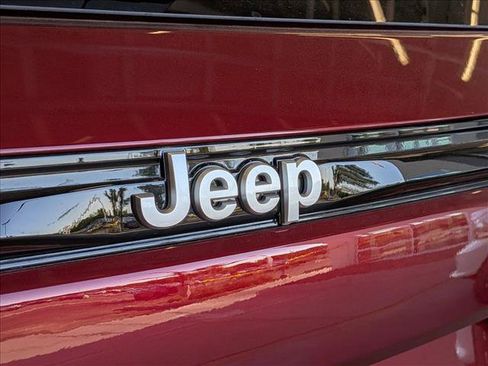 Used 2025 Jeep Grand Cherokee Laredo X w/ Trailer Tow Package AWD/4WD image 30