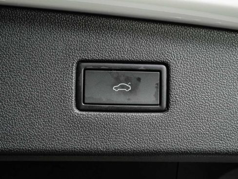 Certified 2024 Volkswagen Tiguan SE FWD image 37