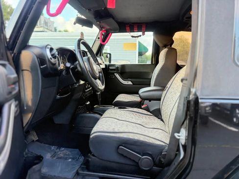 Used 2011 Jeep Wrangler Sahara w/ Connectivity Group AWD/4WD image 15