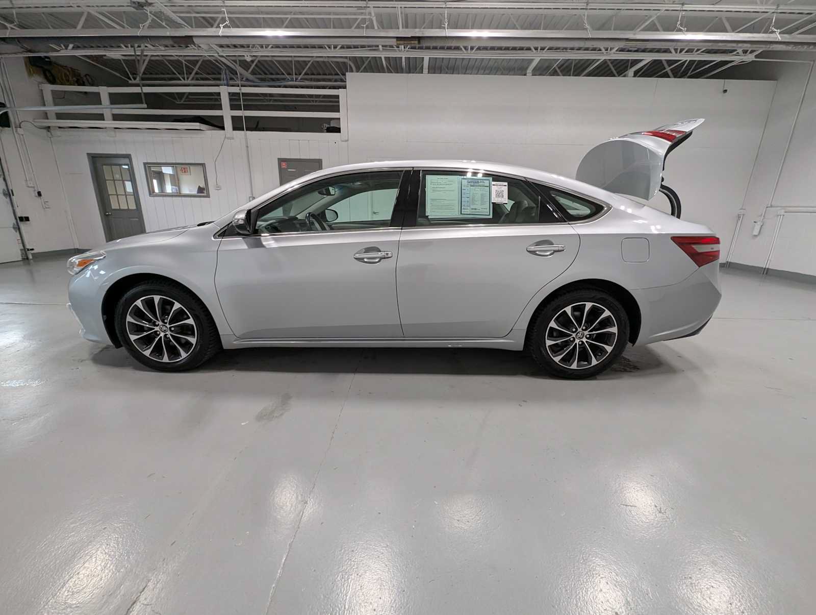 Used 2017 Toyota Avalon XLE Premium w/ All Weather Liner Package FWD image 12