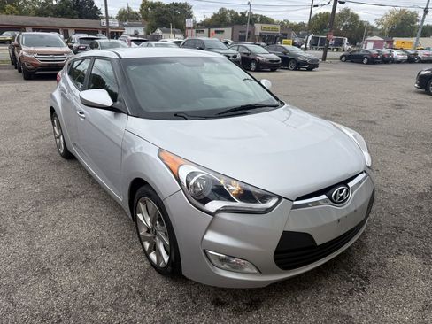 Used 2017 Hyundai Veloster image 1