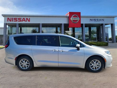 Used 2023 Chrysler Pacifica Touring-L image 3