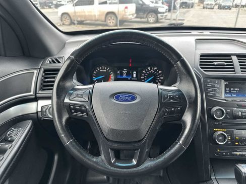 Used 2016 Ford Explorer XLT image 11