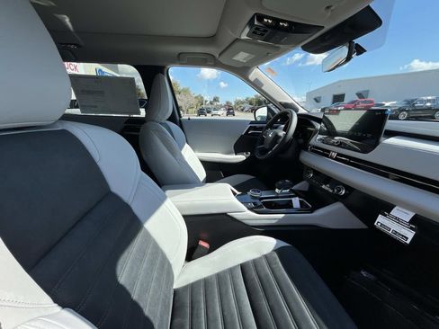 New 2026 Mitsubishi Outlander SE image 17