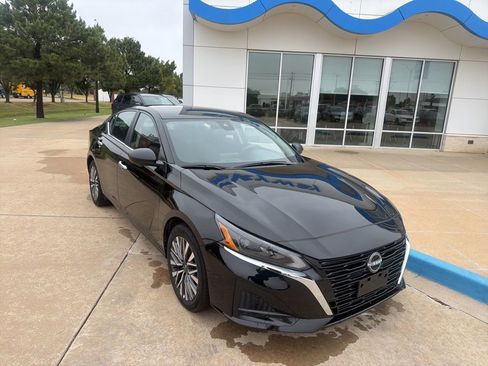 Used 2025 Nissan Altima 2.5 SV FWD image 2
