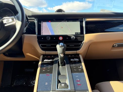 Certified 2025 Porsche Macan image 16