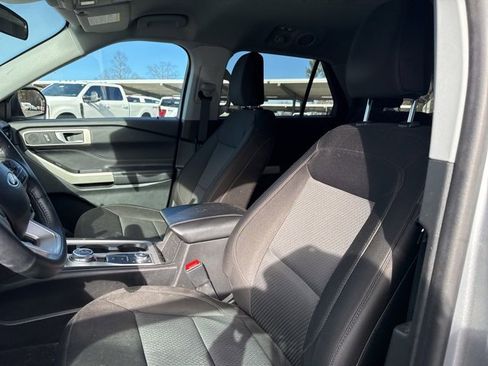 Used 2023 Ford Explorer XLT image 9