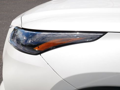 Certified 2021 Toyota Highlander XLE AWD/4WD image 16