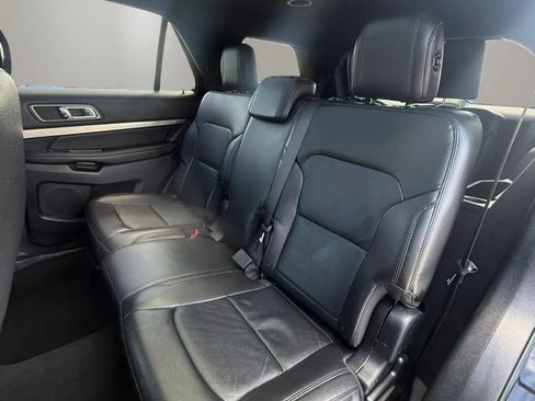 Used 2018 Ford Explorer XLT w/ Equipment Group 202A AWD/4WD image 11