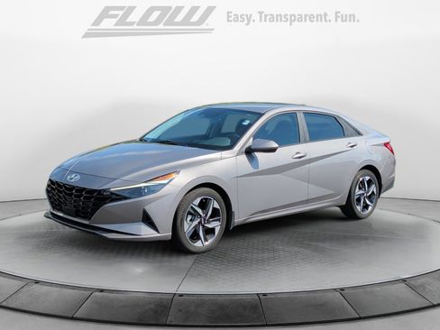Used 2023 Hyundai Elantra SEL w/ Convenience Package image 3
