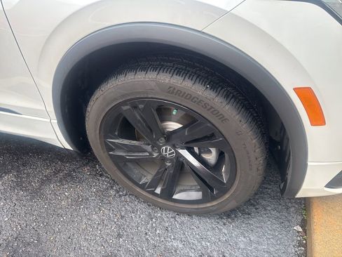 Used 2023 Volkswagen Tiguan SE R-Line image 7