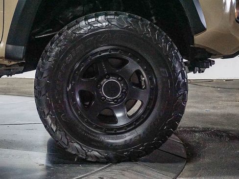 Used 2019 Toyota Tacoma TRD Off-Road w/ Technology Package image 6