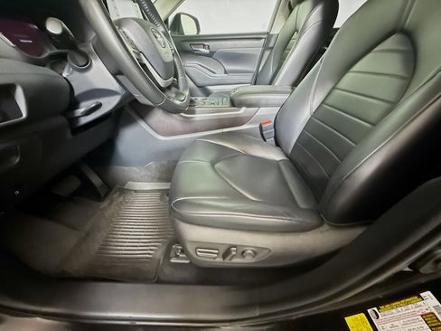Certified 2022 Toyota Highlander XLE image 11