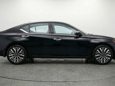 Used 2025 Nissan Altima 2.5 SV FWD image 11
