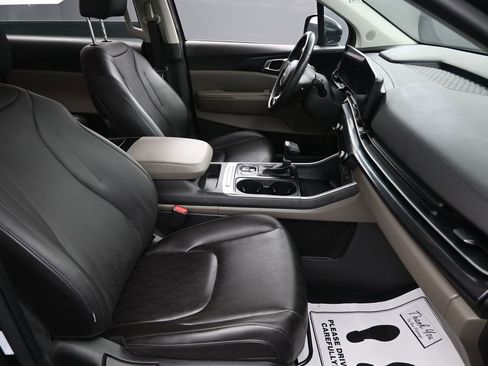 Used 2025 Kia Carnival FWD image 40
