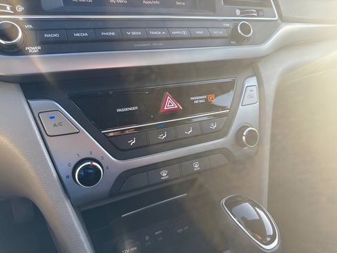 Used 2017 Hyundai Elantra SE FWD image 23