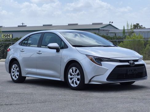 Certified 2025 Toyota Corolla LE FWD image 7